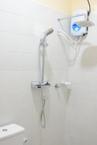 eine Dusche mit Duschkopf im Bad in der Unterkunft Maclura Residence in Baa-Atoll