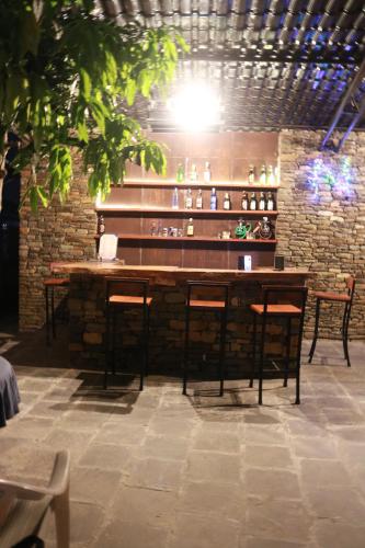eine Bar mit Stühlen und Ziegelwand in der Unterkunft Hotel Nana Pokhara in Pokhara