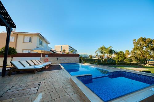 Bazén v ubytování Beach Front Bella Vista by Ezoria Villas nebo v jeho okolí