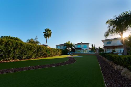 Zahrada ubytování Beach Front Bella Vista by Ezoria Villas