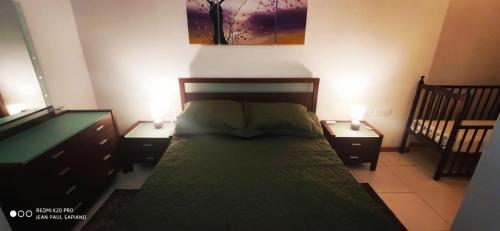 Un dormitorio pequeño con una cama y dos mesitas de noche. en Sliema central apartment, en Sliema