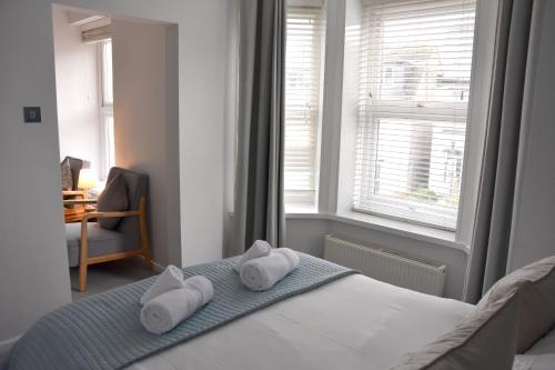 Posteľ alebo postele v izbe v ubytovaní Cornish Townhouse Central Newquay with Parking - Simply Check In