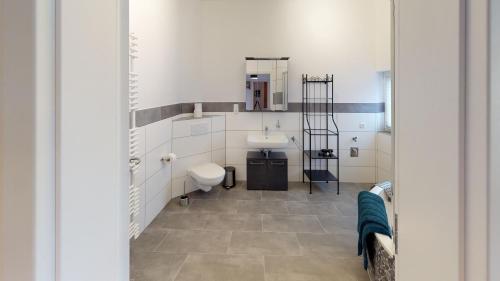 ein Bad mit einem WC und einem Waschbecken in der Unterkunft Ihr Zuhause in Jakobi's Straße in Goslar