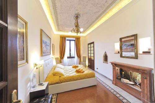 een slaapkamer met een bed en een open haard bij Central Domus Roma in Rome
