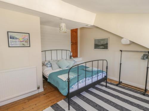 ein Schlafzimmer mit einem Bett in einem Zimmer in der Unterkunft Salmon Cottage in Saltburn-by-the-Sea