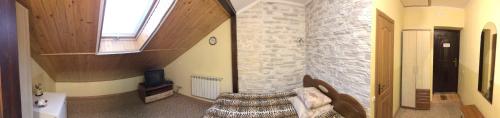 een woonkamer met een bank en een stenen muur bij Hotel u Olega in Truskavets