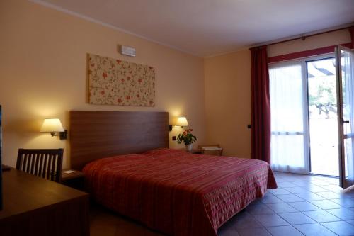 A bed or beds in a room at Hotel Palace Corte dei Tusci