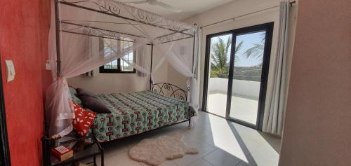 Postelja oz. postelje v sobi nastanitve La Maison Blanche à Ngaparou, splendide villa contemporaine