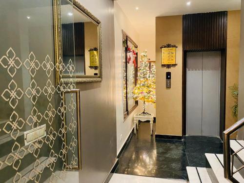 um corredor com uma árvore de Natal e um espelho em Hotel Imperial Park em Gurgaon