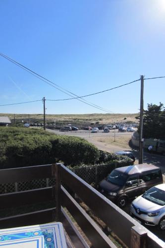 een uitzicht op een parkeerplaats met geparkeerde auto's bij Appartement Pour 4 Personnes Face A La Plage De La Graviere- Residence San Michele in Hossegor