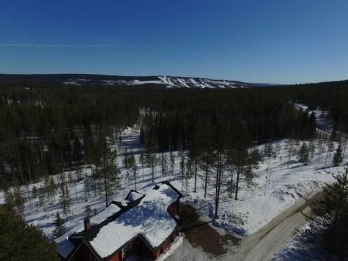 an aerial view of a house in the snow at Metsorinne in Kotila