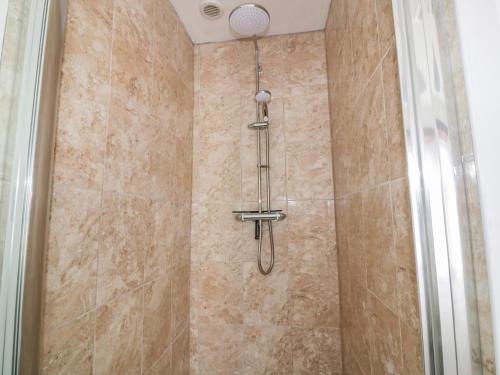łazienka z prysznicem z głowicą prysznicową w obiekcie Chi Lowen w mieście Penzance
