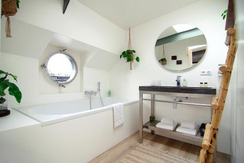 Kamar mandi di Eco HouseBoat