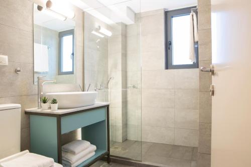 KN Ionian Suites tesisinde bir banyo