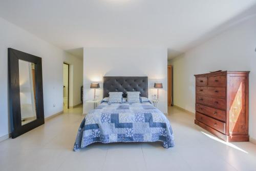 ein großes Schlafzimmer mit einem Bett und einer Kommode in der Unterkunft Mirzolita in Nazaret