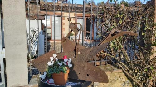 a wooden star decoration with a potted plant at La Limonaia Country House in Monteriggioni