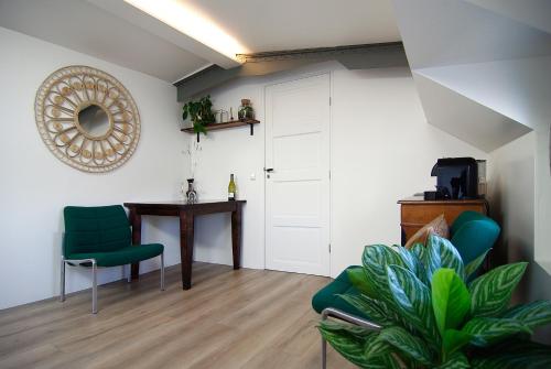 Una televisión o centro de entretenimiento en Eco HouseBoat