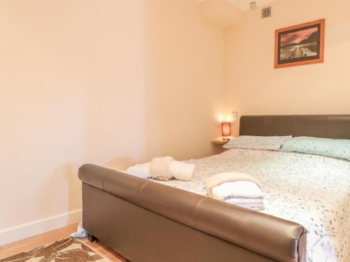 ein Schlafzimmer mit einem Bett mit Handtüchern darauf in der Unterkunft Church Road Annexe in Cinderford