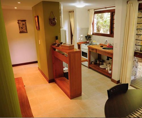 Una cocina con una encimera y una mesa dentro. en Cabañas Mar de Luna, en Villa Gesell