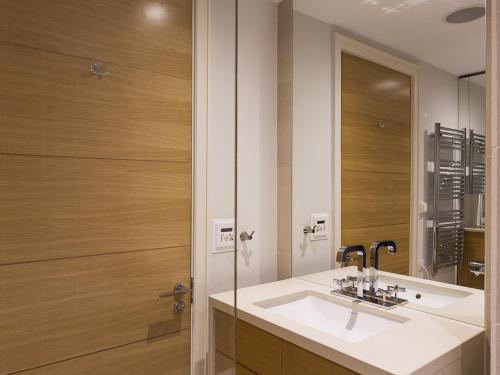 un baño con lavabo y espejo en 28 Dart Marina, en Dartmouth