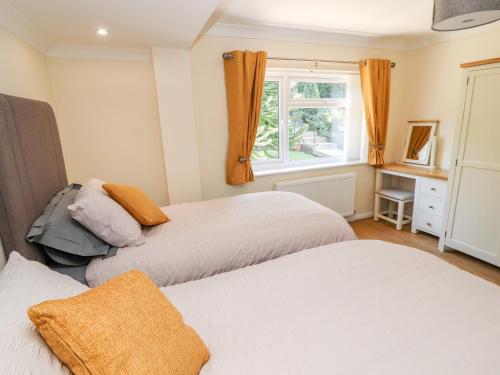 Un pat sau paturi într-o cameră la Cesail Y Mynydd