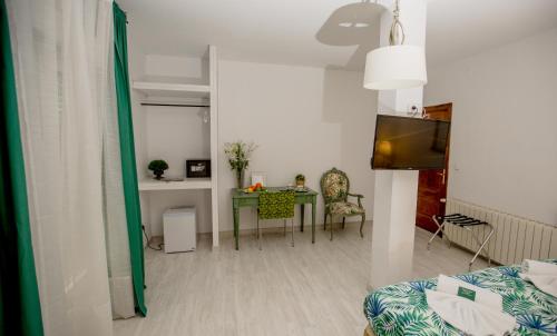 Televisyen dan/atau pusat hiburan di Hostal Escala Suites