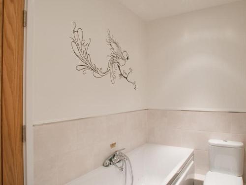 een witte badkamer met een toilet en een wastafel bij Quay Lodge in Dartmouth