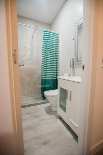 Bilik mandi di Hostal Escala Suites