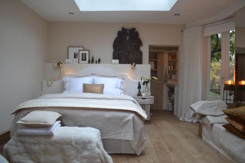 een slaapkamer met een groot wit bed en een raam bij La chambre blanche in Heerlen