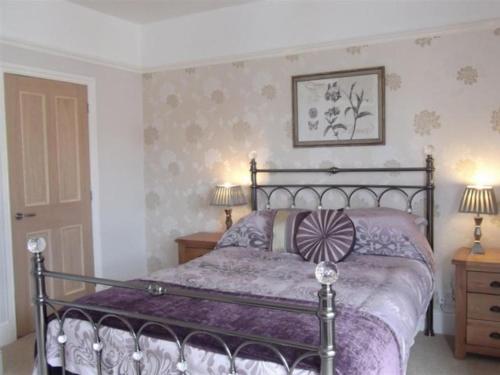 Giường trong phòng chung tại Pedaller's Cottage