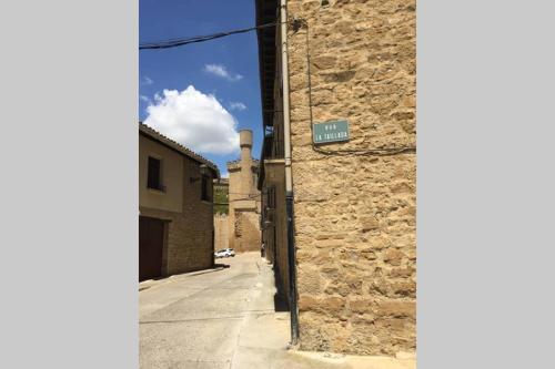 an alley in an old stone building with a street sign at Buenavista 2 Olite in Olite