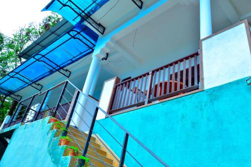 a house with blue stairs and blue ceilings at La Montagna in Ella