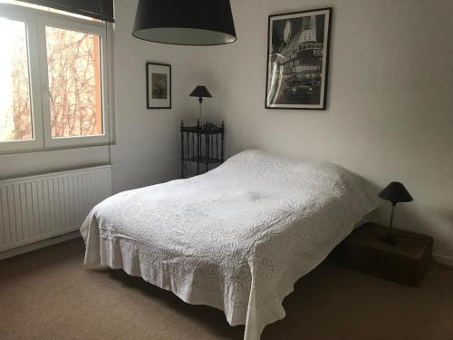 una camera da letto con un letto bianco e una finestra di New apartment in Brussels house a Bruxelles