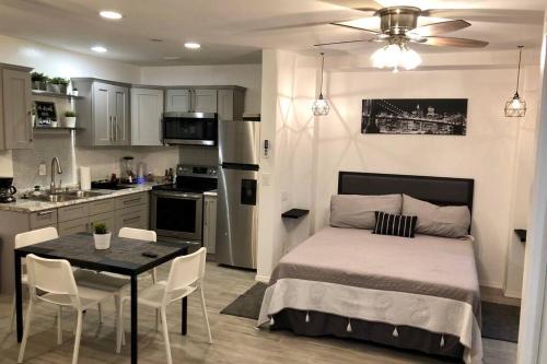ein Schlafzimmer mit Bett und Tisch und eine Küche in der Unterkunft NEW 2 BEDROOM LUXURY APARTMENT -GREAT LOCATION -MODERN in Puerto Peñasco