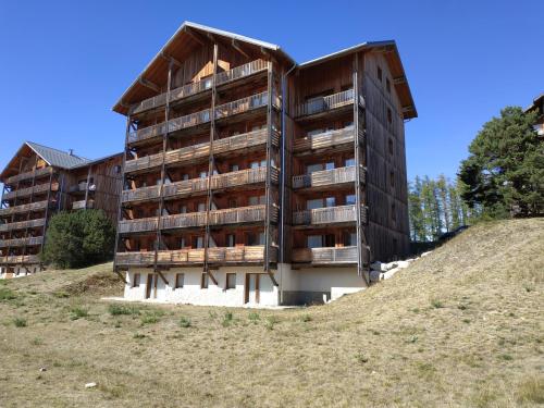 a building on top of a hill at Appt 10p Wifi Confort 150m activités, pistes, commerces in Superdevoluy