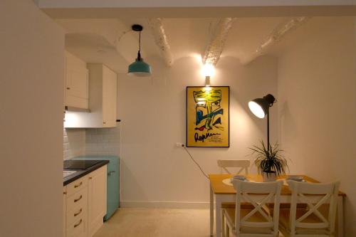 - une cuisine et une salle à manger avec une table et des chaises dans l'établissement Apartamento l'Illot, à L'Ametlla de Mar