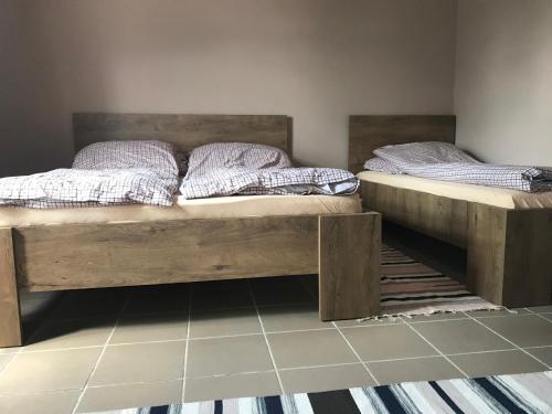 Tempat tidur dalam kamar di Neptun2 apartman