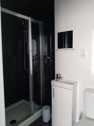 Un baño con ducha, inodoro y lavabo. en Swindon Theobald House - EnterCloud9SA, en Swindon