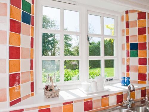 uma cozinha com um lavatório e uma janela em Homefield House em Thurlestone