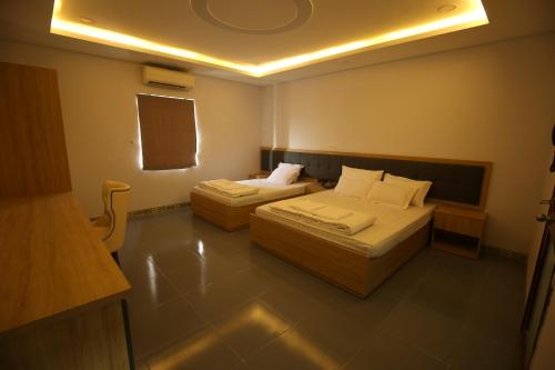a room with two beds in a room at Tina 2 Hotel in Cái Răng