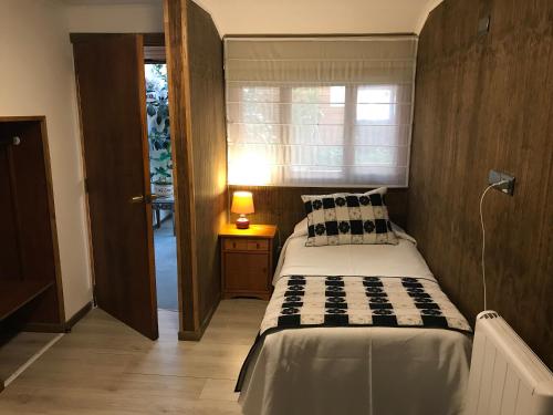 Säng eller sängar i ett rum på Hotel Luanco