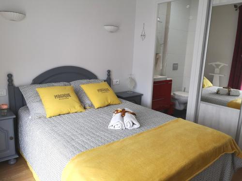 Un pat sau paturi într-o cameră la Chambres d'hôtes La Rose Des Sables
