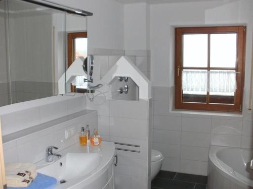 Bilik mandi di Ferienwohnung Klaus