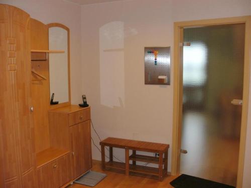 um quarto com uma mesa, um armário e uma porta em Ferienwohnung Klaus em Oy-Mittelberg