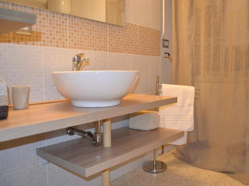 - un lavabo blanc sur un comptoir dans la salle de bains dans l'établissement Be Blu Apartment, à Naples