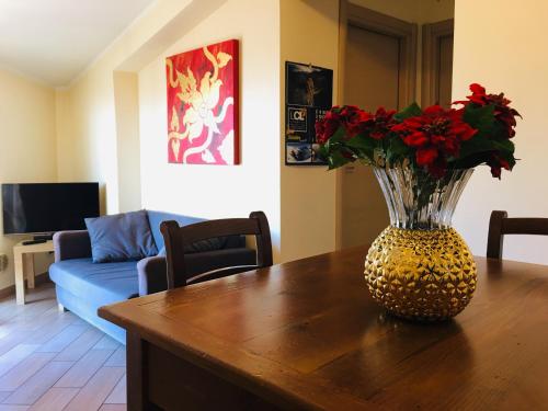 eine Vase mit Blumen auf einem Tisch im Wohnzimmer in der Unterkunft L'arciere in Celano