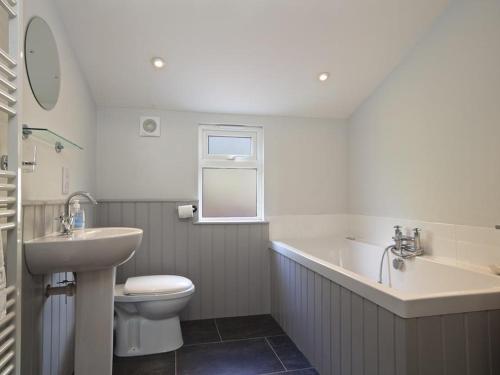 ein Badezimmer mit Waschbecken, Toilette und Badewanne in der Unterkunft Crab Cottage in Salcombe