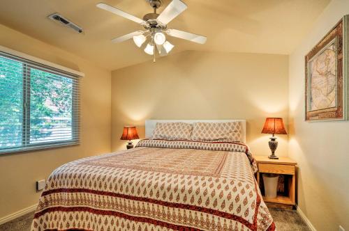 A bed or beds in a room at Kanab Condo with Pool and AC Less Than 1 Mi to Attractions!