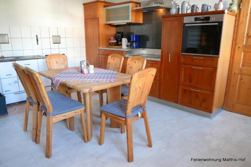 ヴァルツフート・ティンゲンにあるMatthis-Hofのキッチン(木製のテーブル、椅子付)
