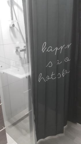 Bilik mandi di Pete Lajos Design Apartman